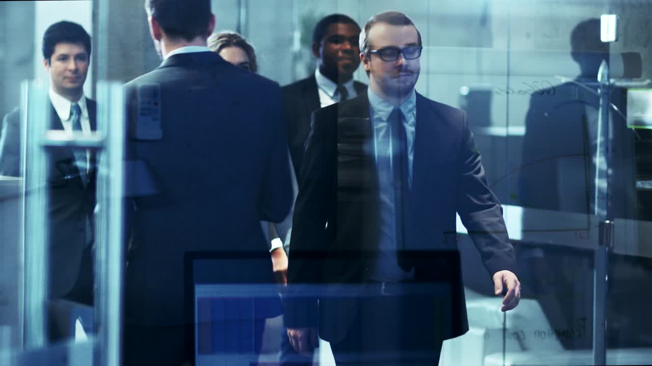 multitud multicultural de personas de negocios caminando por el pasillo del edificio corporativo. personas haciendo negocios. tono documentalista azul.