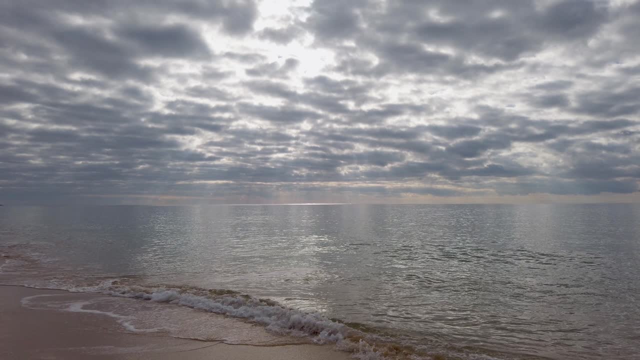 las olas del océano en una playa de arena desierta