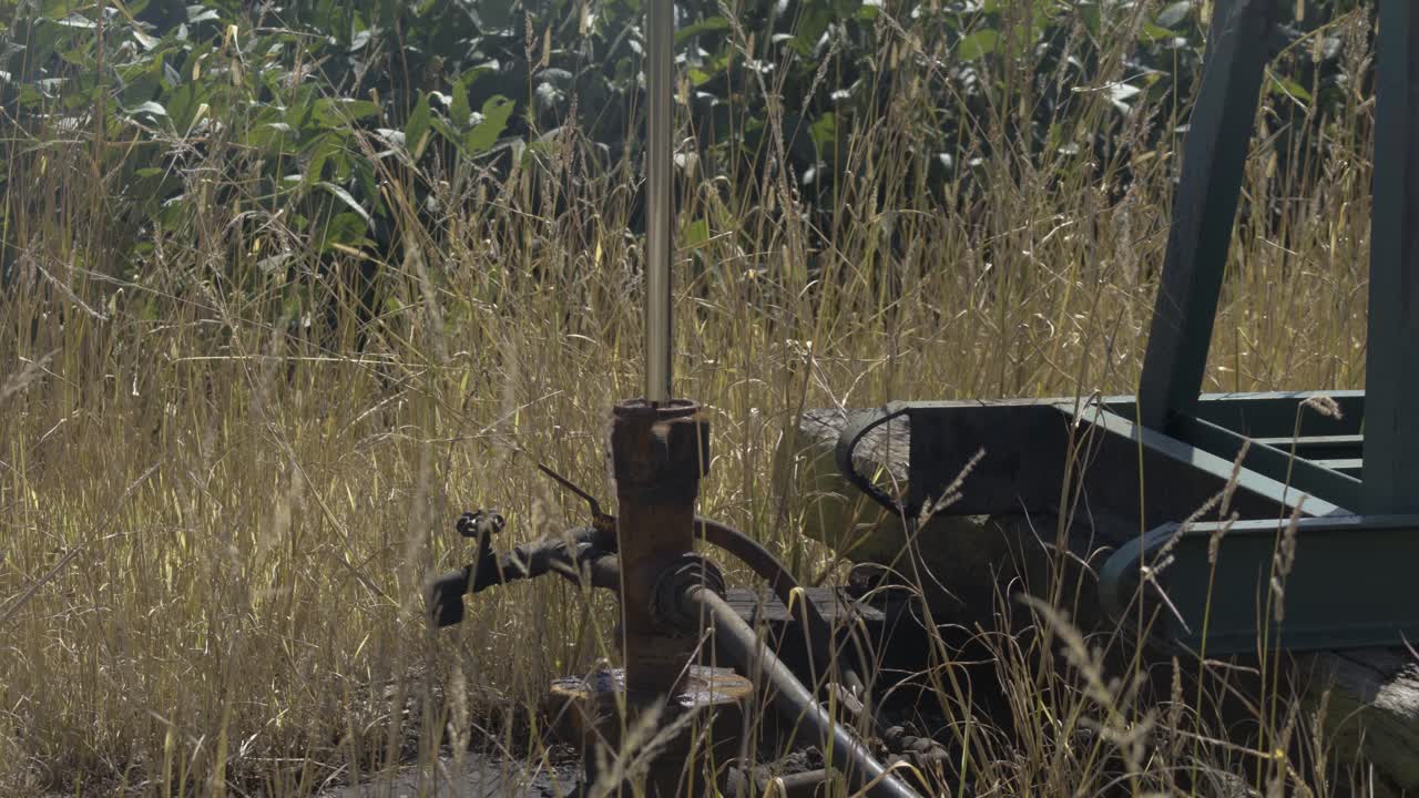 미국 일리노이 케이시 근처의 중서부 농장에서 오일 잭이 계속 펌프질을 하고 있습니다.