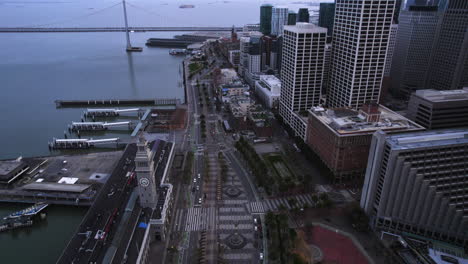 Vista-Aérea-Del-Edificio-Del-Ferry-De-San-Francisco-Y-El-Tráfico-En-El-Embarcadero-Al-Atardecer,-Revelando-Un-Disparo-De-Un-Dron