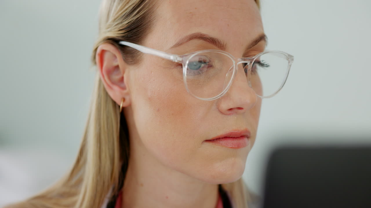 computadora, gafas y investigación de mujeres de negocios