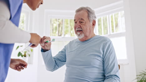 anciano, cepillándose los dientes o enfermera en un hogar de ancianos