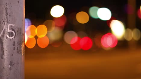 luces borrosas de la ciudad con un poste numerado