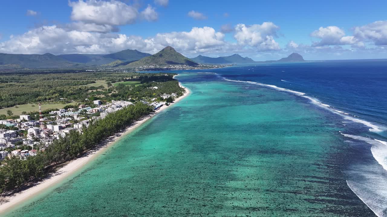 Vista aérea de una costa tropical en Mauricio con agua azul cristalina y montañas