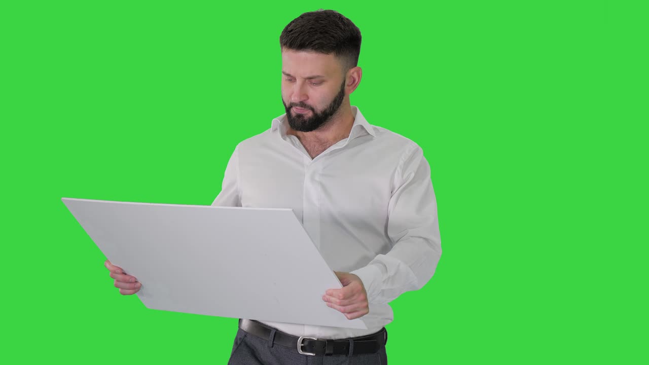hombre de negocios caminando y mirando el plan en una pantalla verde, clave de croma