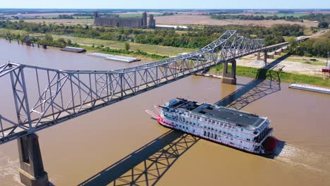 Hermosa-Toma-Aérea-De-Un-Barco-De-Vapor-De-Paletas-De-Crucero-De-Lujo-En-El-Río-Mississippi,-Cerca-De-West-Helena-Arkansas-2