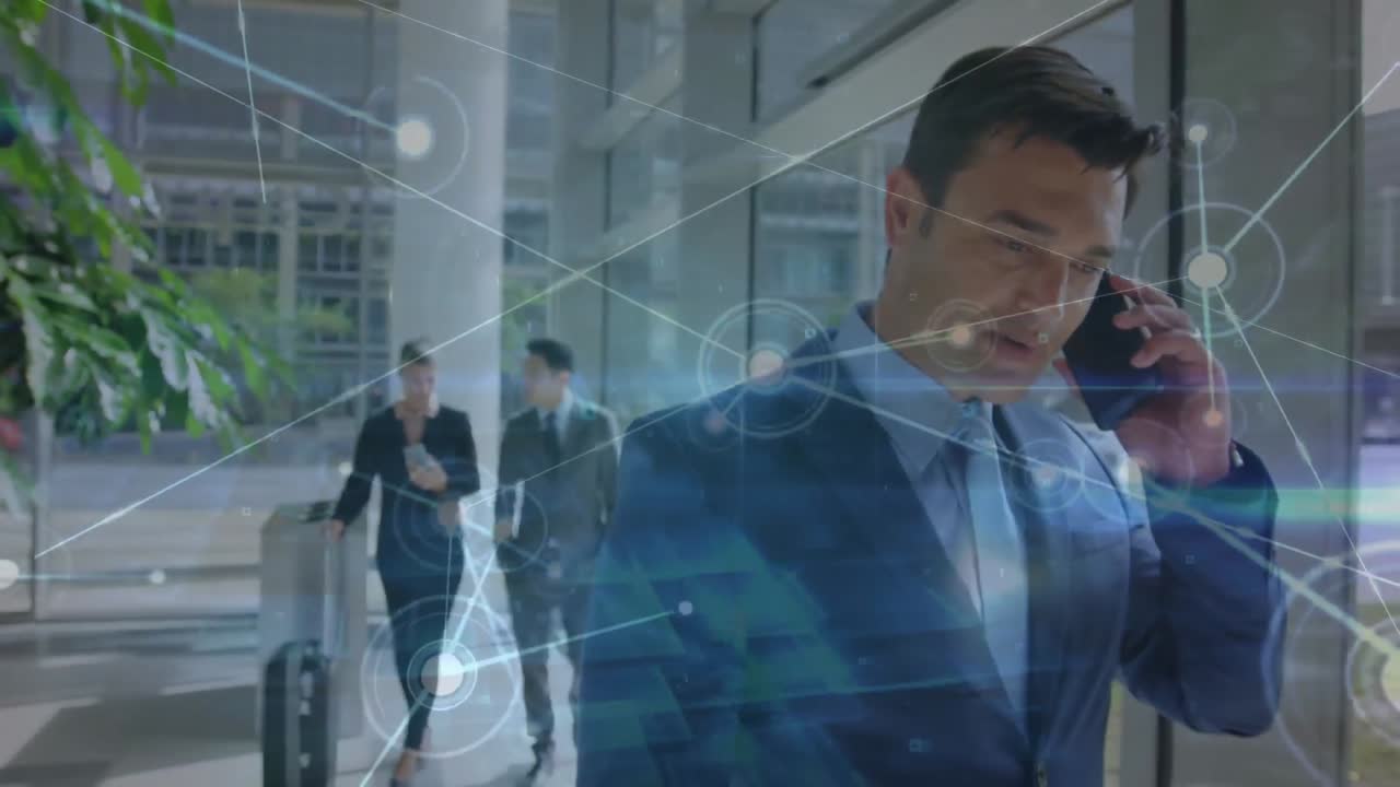 animación de conexiones y procesamiento de datos sobre empresario caucásico usando teléfono inteligente en la oficina.