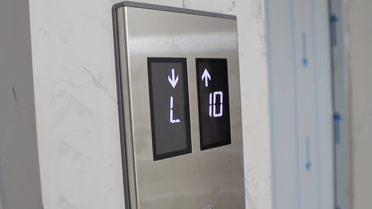 층 번호를 표시하는 디지털 엘리베이터 디스플레이 - 쇼핑몰, 호텔 또는 비즈니스 센터에서 올라가고 내려가는 엘리베이터 - 닫힌 보기