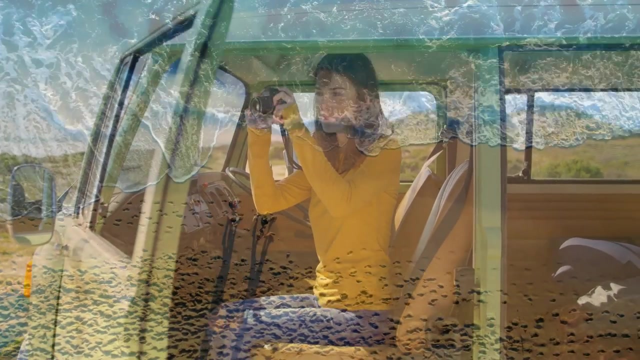 Donna che solleva una fotocamera, riprendendo all'interno di un furgone parcheggiato per un viaggio, con un overlay a onda che si fonde sulla sua visuale.