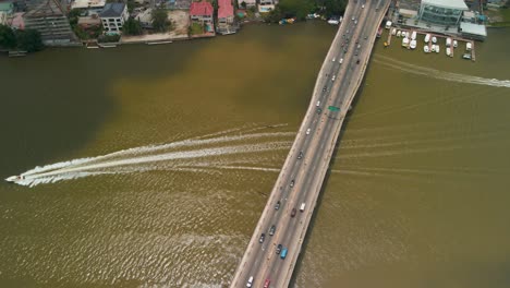 Barco-En-La-Laguna-De-Lagos-A-Través-Del-Océano-Atlántico