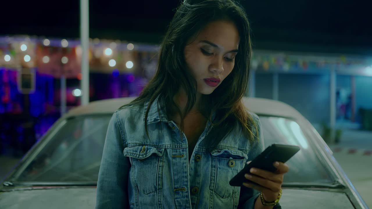 mujer usando teléfono inteligente por la noche