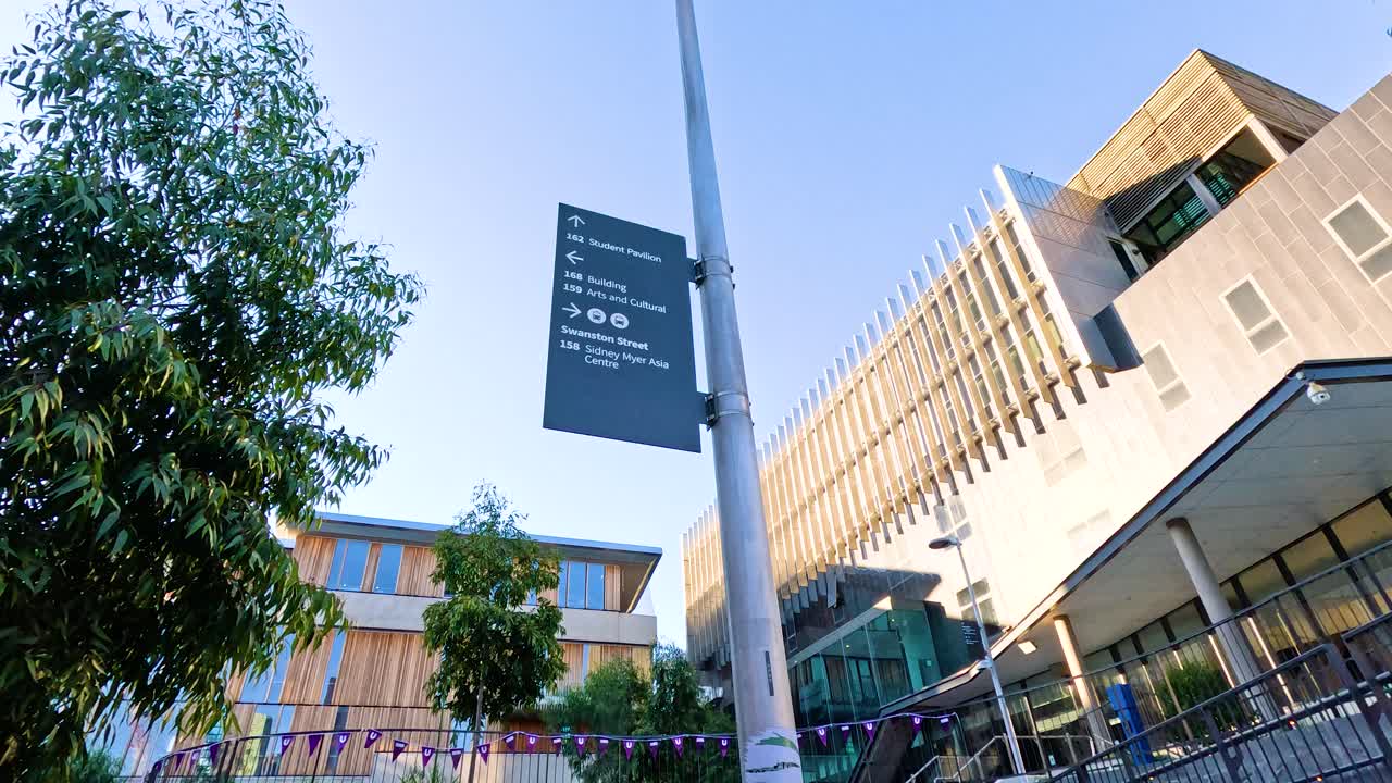 대학 건물과 도로의 평온한 풍경