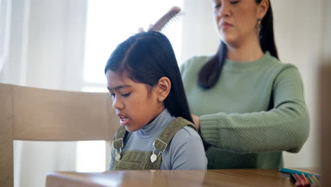 casa, niña y madre cepillando el cabello, mañana