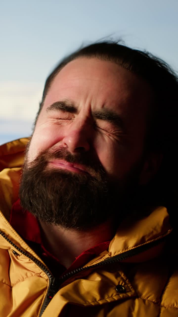 Hombre Barbudo Reaccionando a Viento Fuerte al Aire Libre