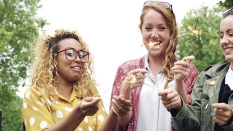 Amigas-Sosteniendo-Bengalas-Celebrando-El-4-De-Julio-Día-De-La-Independencia-Año-Nuevo