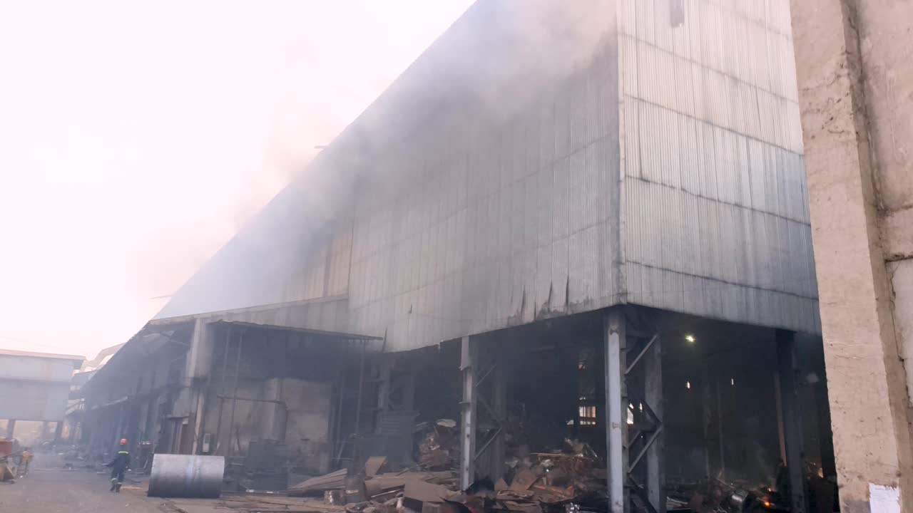 emisión de humos peligrosos de la fábrica que causan contaminación del aire