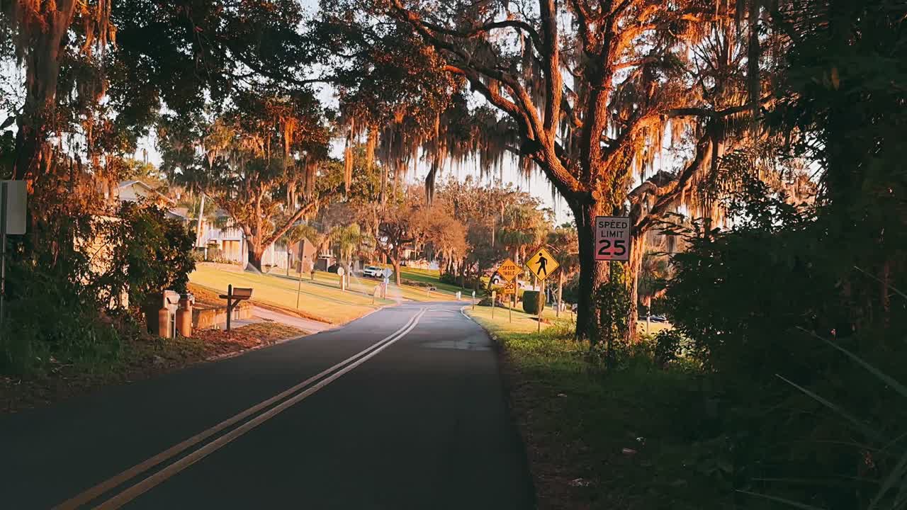 vista del atardecer de una calle residencial