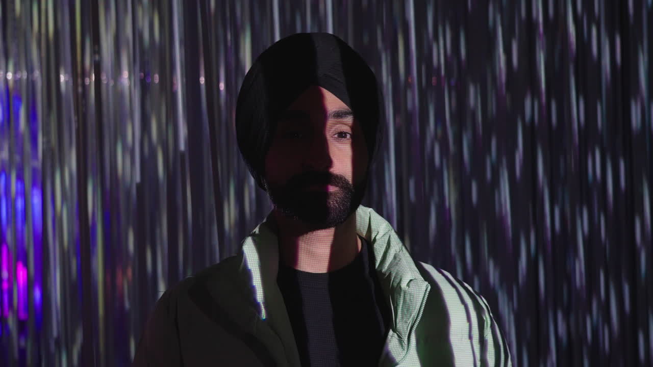 hombre indio mirando a la cámara con luces visuales trippy en su cara