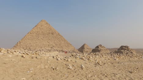 pirámide de menkaure en el complejo piramidal de giza en egipto