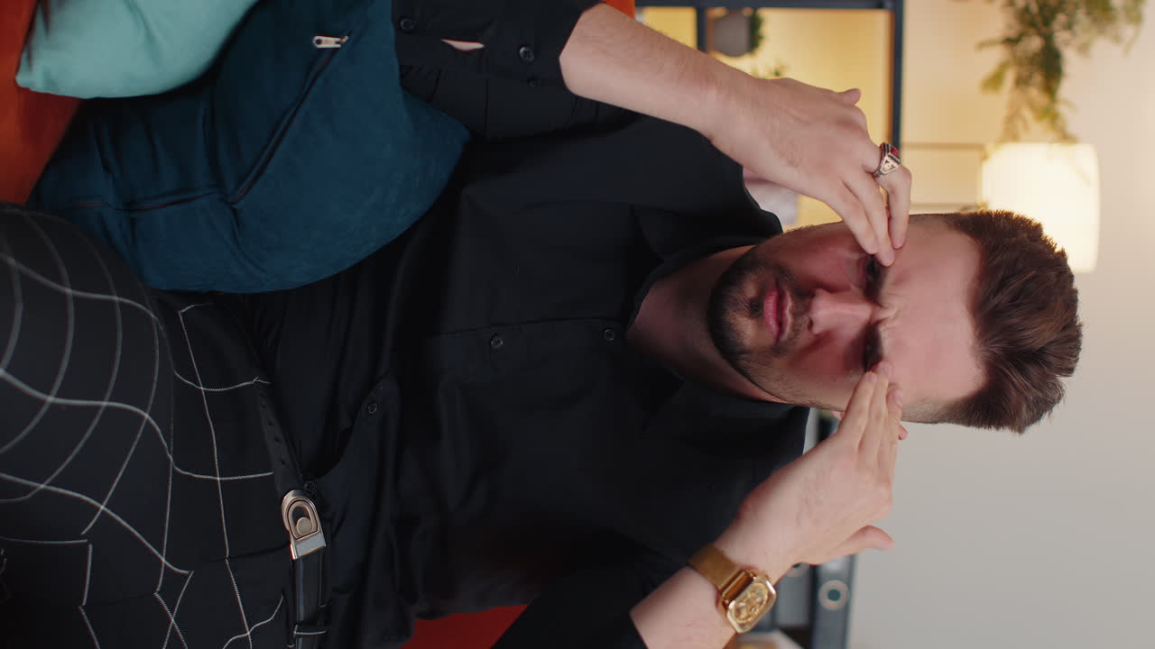 joven barbudo preguntando por qué, qué razón del fracaso, demostrando incredulidad irritación por los problemas