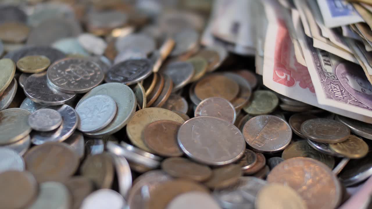 colección de muchas monedas antiguas, pila de dinero, tesoro anticuario en el mercado de pulgas