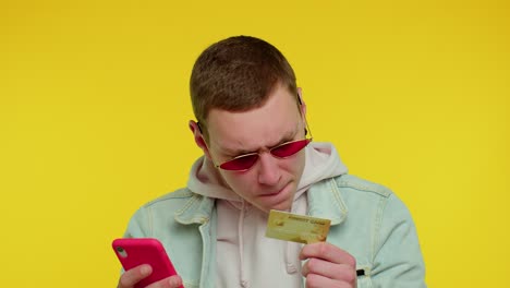 подросток использует кредитную банковскую карту и смартфон при переводе денег, совершает покупки в интернете
