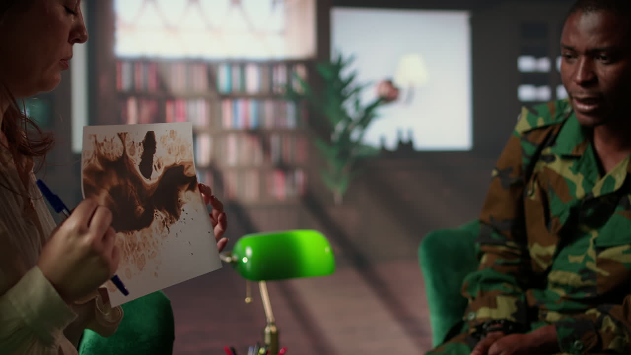 estudios de veteranos rorschach mancha de tinta en sesión de terapia con el consejero