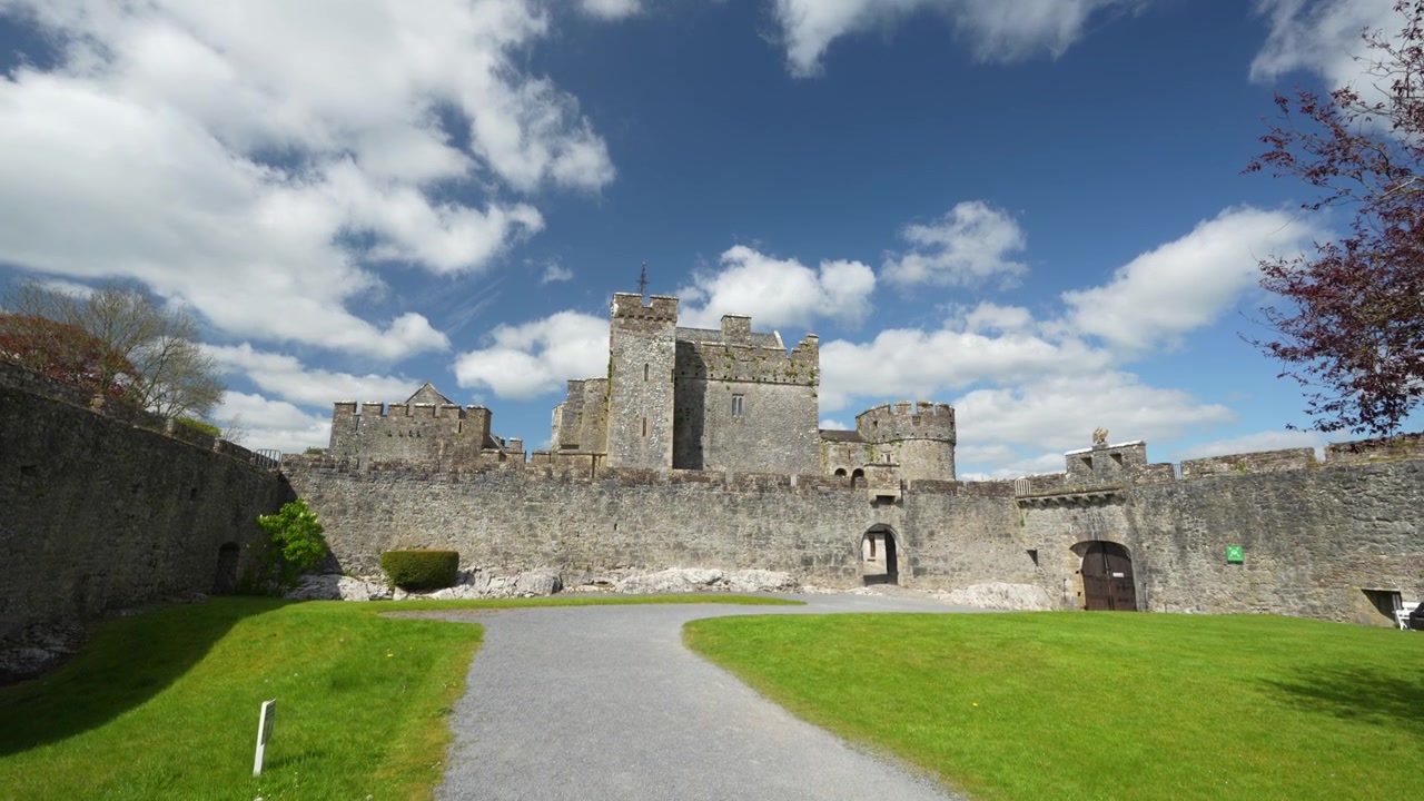 Castello di Cahir, Irlanda. Mura interne di fortificazione medievale e monumento storico in una giornata di sole
