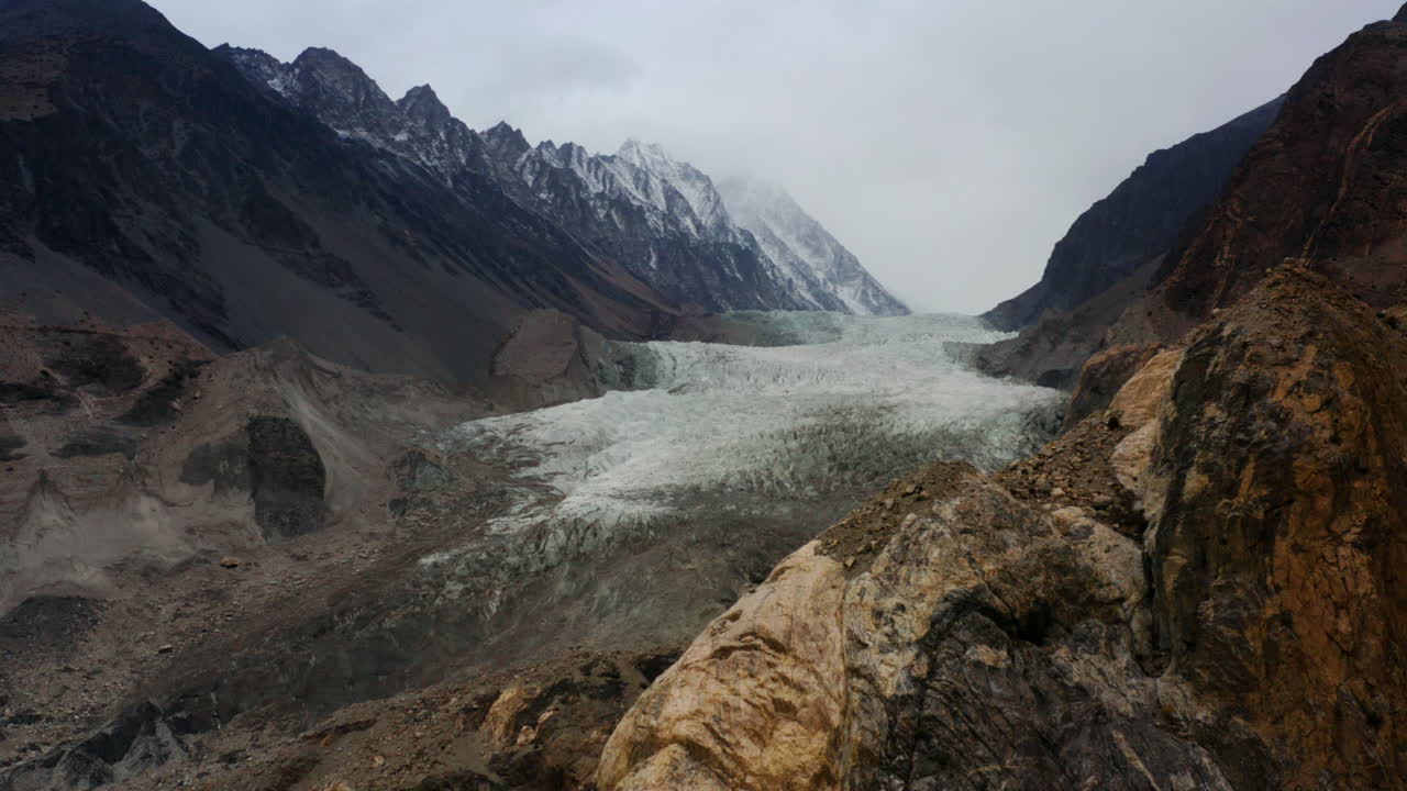 vista pintoresca del glaciar junto a la autopista karakoram en el valle de hunza en pakistán