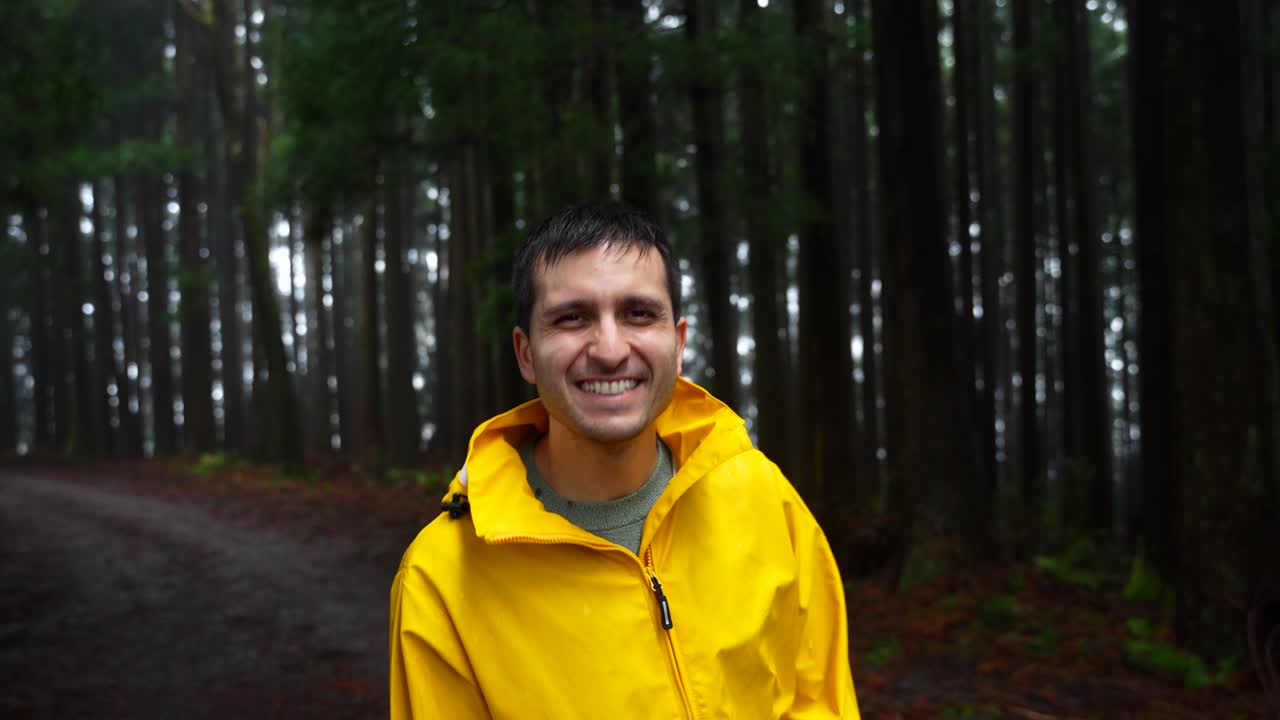 un hombre sonriente visitando el bosque de serra de santa bárbara en tercera, azores