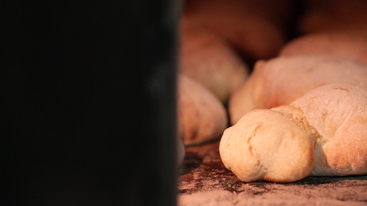 베이커리 - 뜨거운 오븐에서 구운 사워도우 빵