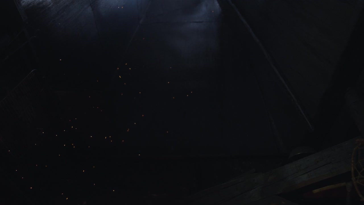 partículas de hoguera se elevan contra el cielo nocturno negro, vista manual