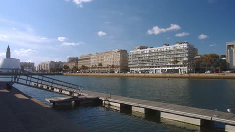 Le-Havre-Skyline-Vom-Meer-Aus-Gesehen-Mit,-Von-Links-Nach-Rechts,-Den-Gebäuden-Der-Porte-Océane,-Dem-Turm-Des-Rathauses