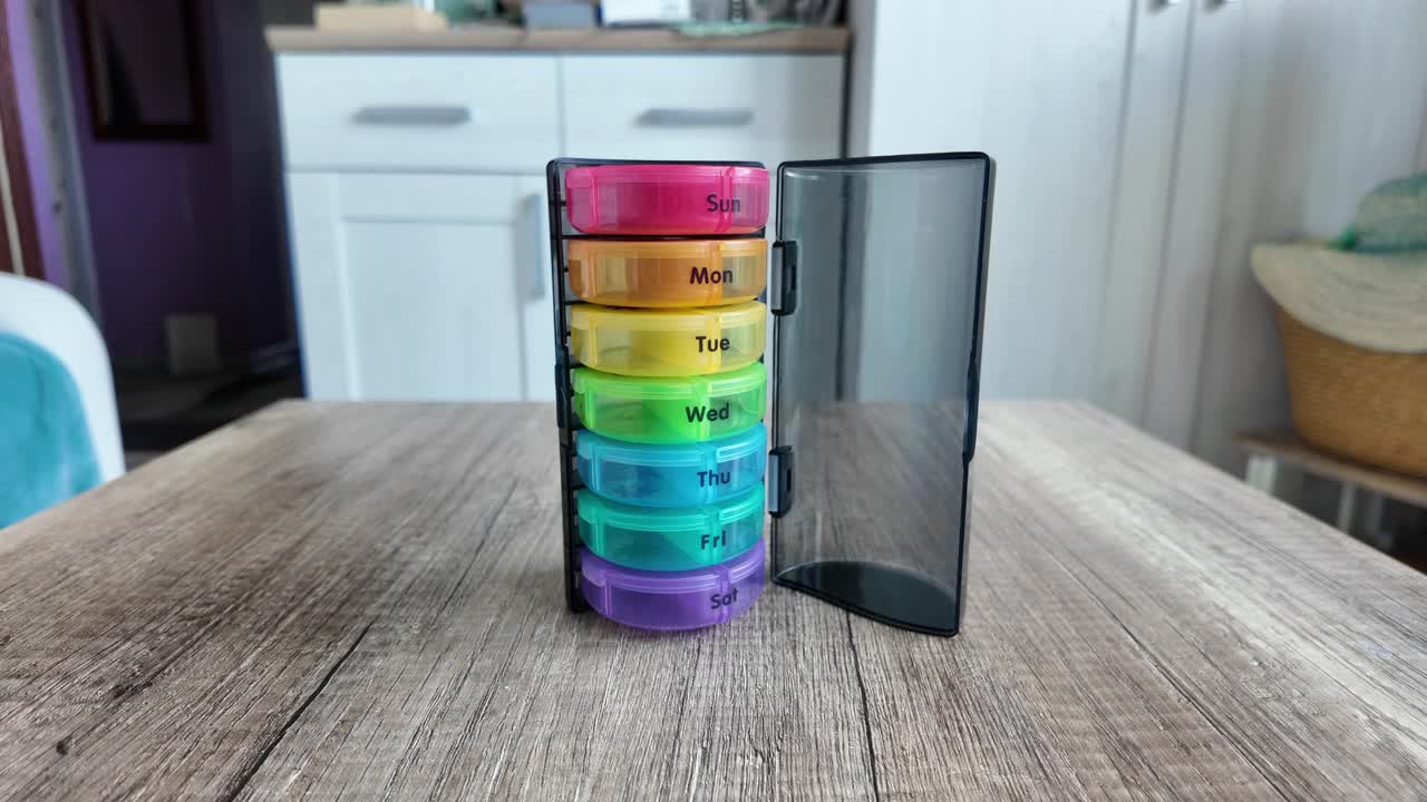 caja de plástico colorida para consumir pastillas todos los días