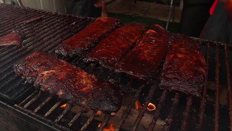 salsa de barbacoa que se aplica en los estantes de costillas