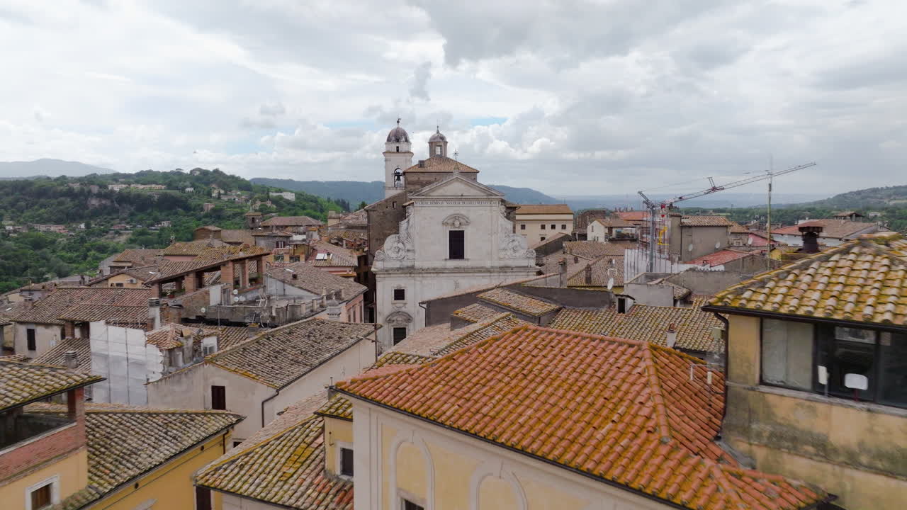 se acerca a la catedral de santa maría asunción en la plaza de la libertad en orte, lazio, italia