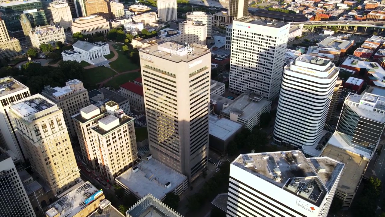 Centro da cidade e Capitólio Estadual em Richmond, Virgínia (EUA) | Vista aérea circular | Verão de 2021