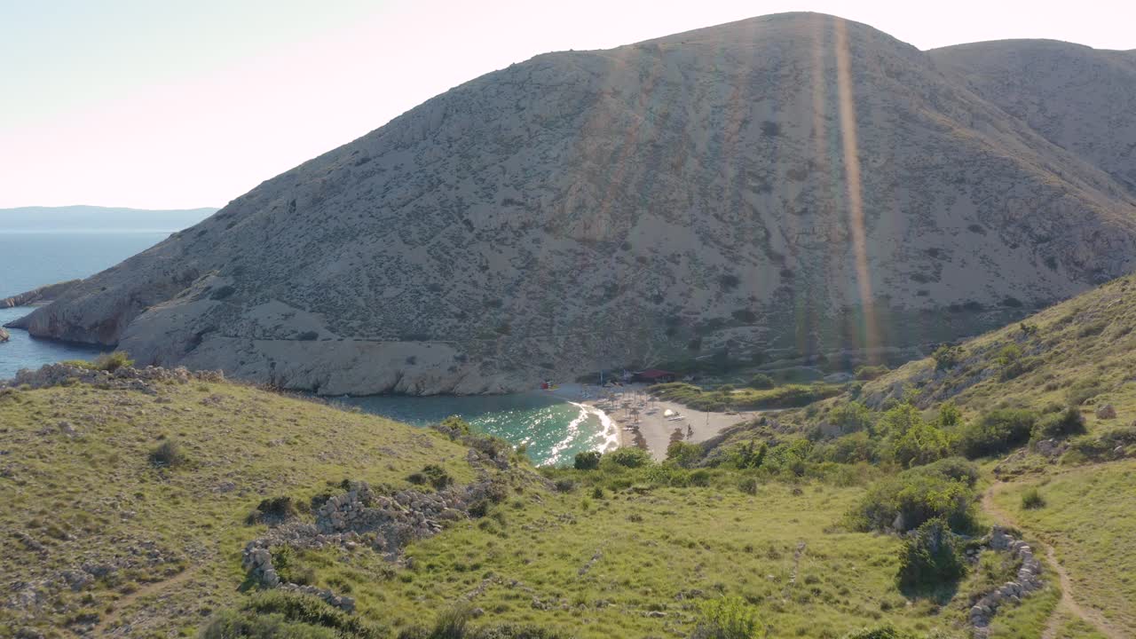 вид с воздуха на пляж в крк, хорватия