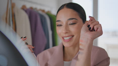blogger de belleza mostrando muestras de maquillaje al teléfono en primer plano. mujer probando sombras