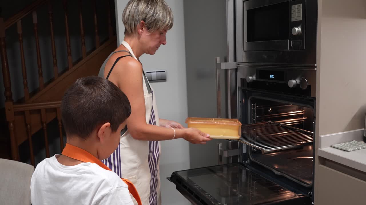 Donna e ragazzo che cucinano in cucina
