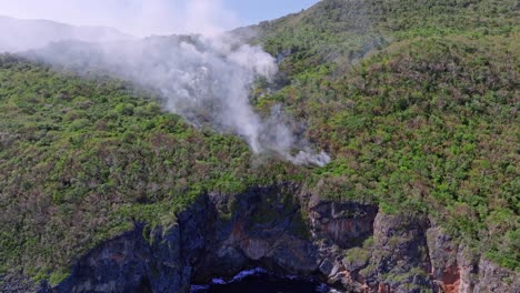 humo de fuego en el bosque del parque nacional cabo cabron a lo largo de altos acantilados, samaná en la república dominicana