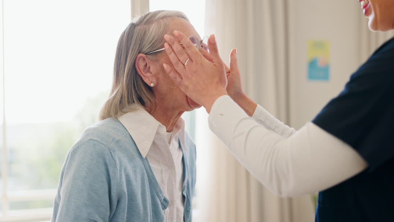 mujer, enfermera y comprobar gafas en casa