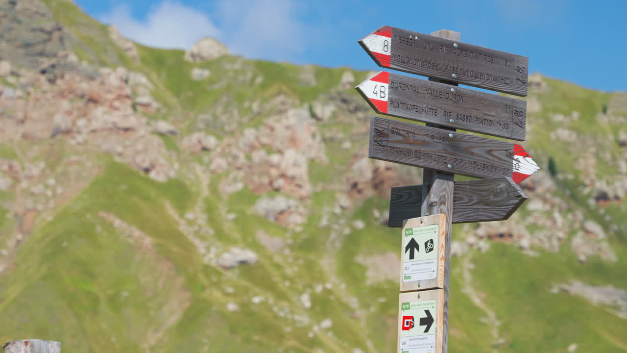 una mirada al impresionante primer plano de una señal de dirección en una carretera fantasma