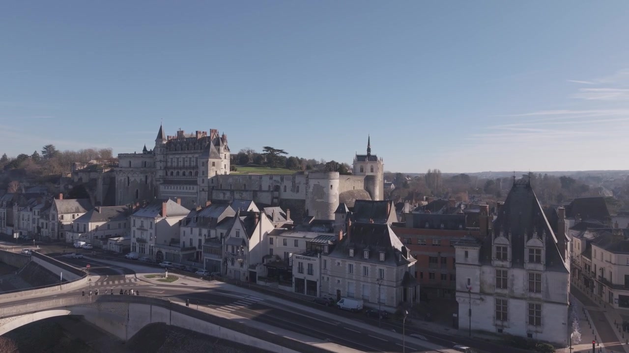 Una vista aerea mostra il Castello di Amboise che si erge sopra la città e il suo ponte in pietra che attraversa il fiume Loira