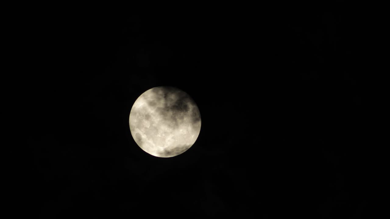 Timelapse da Lua, Nuvens Escuras se Movendo Revelando a Lua, Maffra, Gippsland, Victoria, Austrália