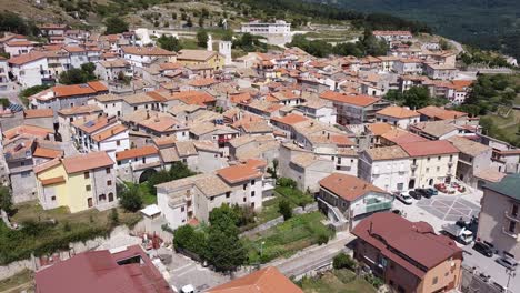 Vista-Aérea-Del-Paisaje-Sobre-Pietraroja,-Un-Pueblo-En-Lo-Alto-De-Una-Colina,-En-Los-Apeninos,-Italia