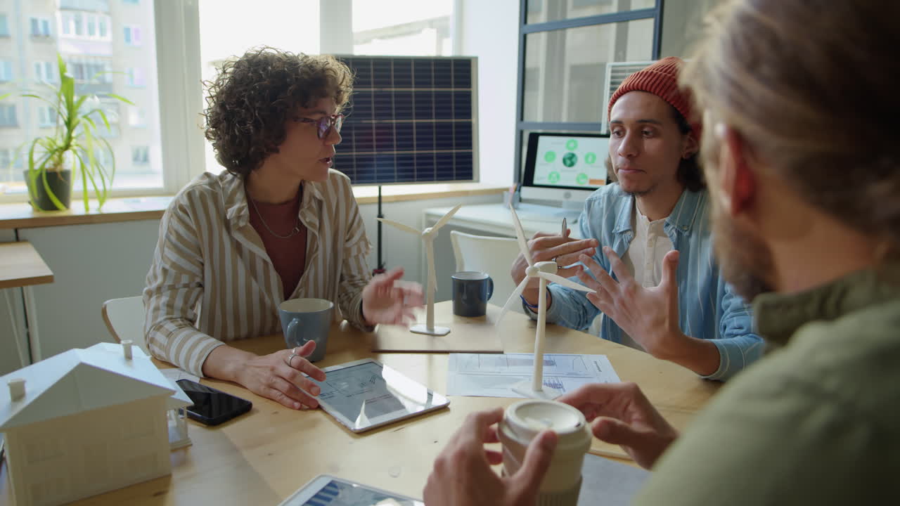 Hold af forskellige ingeniører diskuterer projekt om vedvarende energi