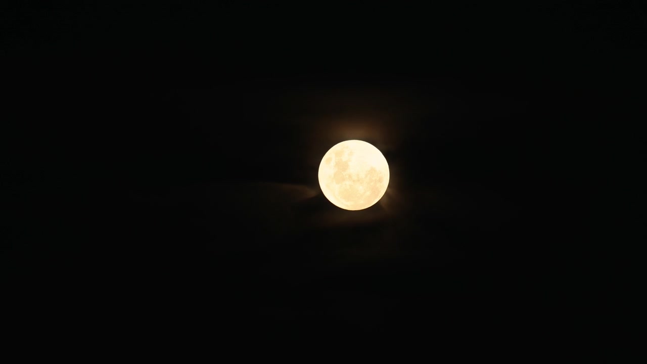 Lua cheia flutuando entre as nuvens em timelapse do céu noturno, atmosfera mística.