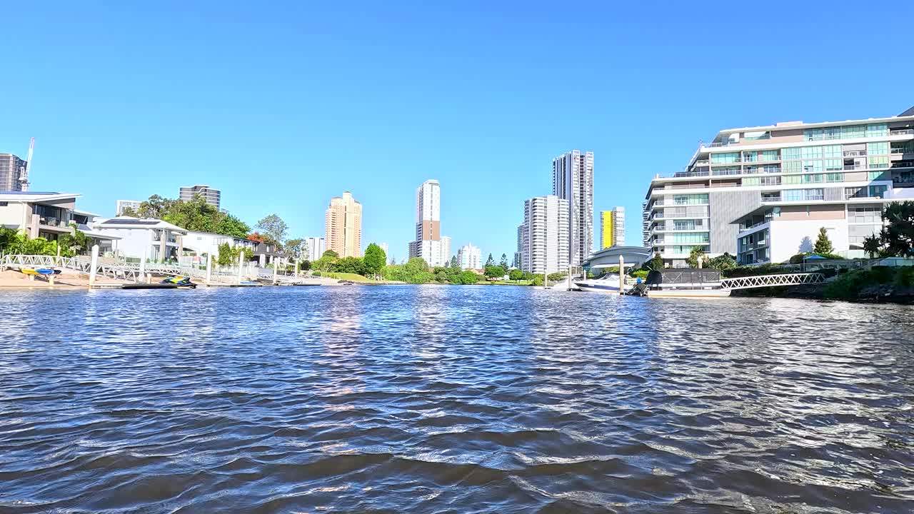 골드 코스트 수로를 가로질러 경치 좋은 보트 타기