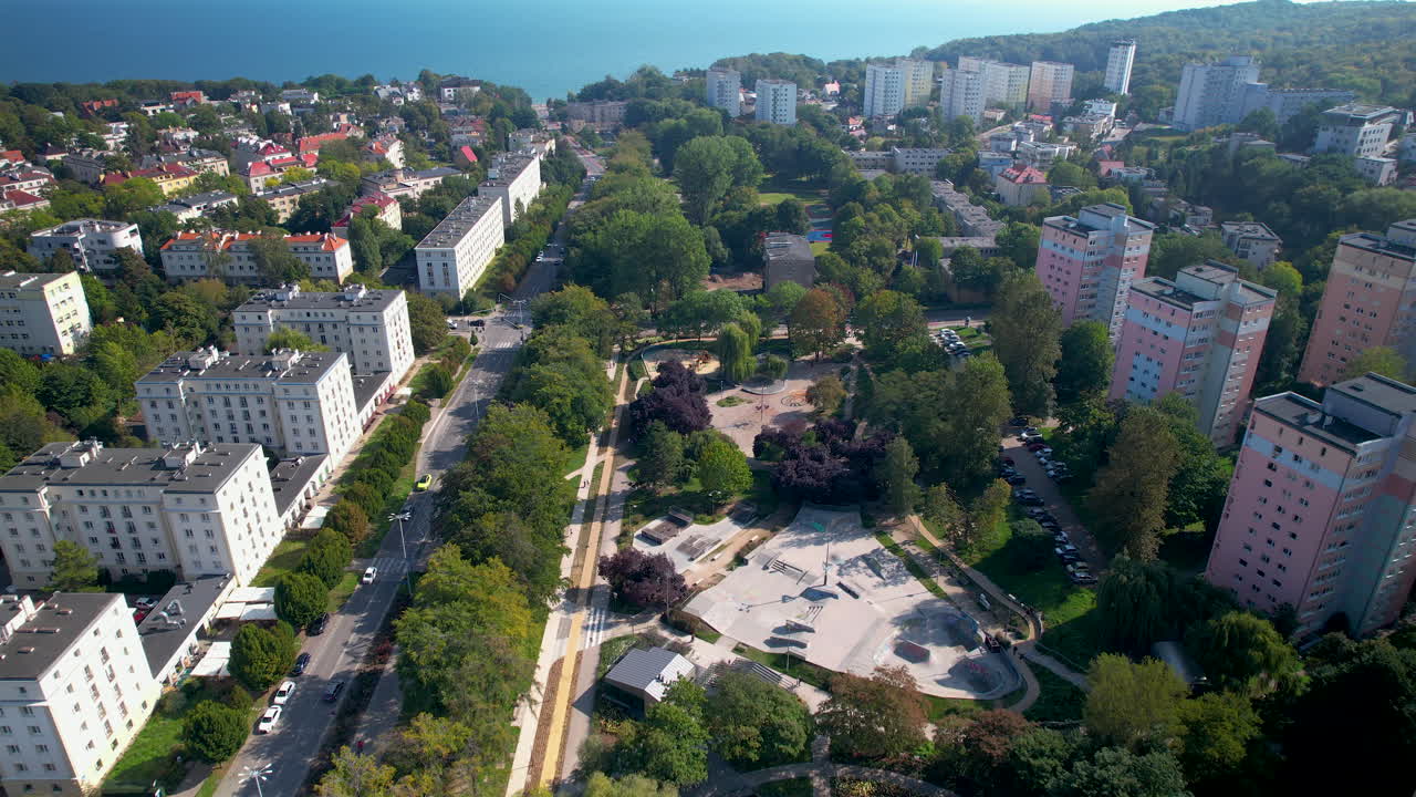 vista aérea del parque centralny alineado con edificios de apartamentos blancos, gdynia, polonia